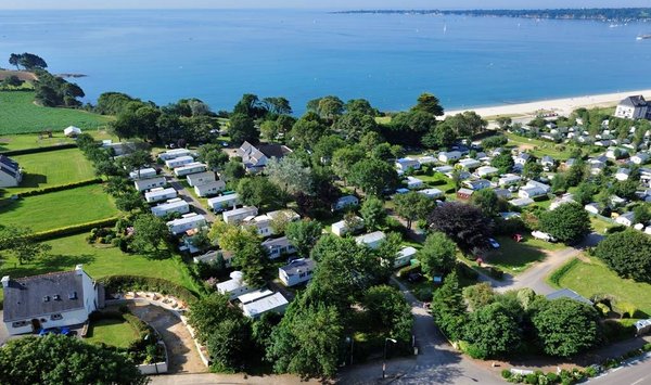 Pourquoi le bord de mer en Bretagne devient-il de plus en plus populaire pour les campeurs ?